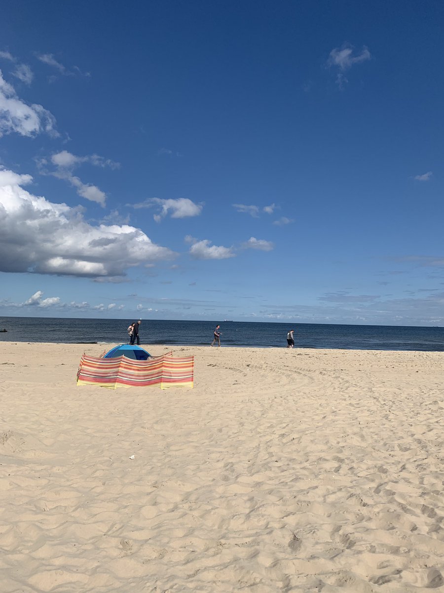 ele1887's tweet photo. Nach sieben Jahren wieder so mobil, um endlich wieder Sand unter meinen Füßen zu spüren. Step by Step... Lecker Essen bei Gosch, dazu ein Weinchen. Gleich einen Absacker auf dem Balkon. Ein wunderschöner Tag. #meineInsel #Urlaub #dasLebenistschön https://t.co/kILyiXgcQj