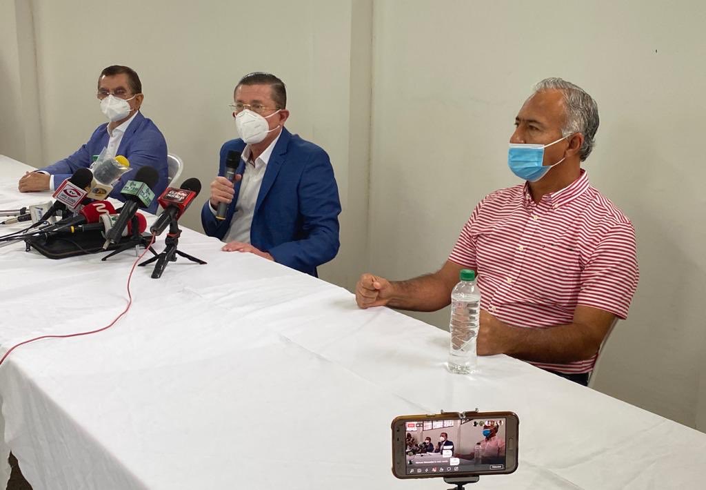 CarlosVeraMor1's tweet photo. #RuedaDePrensa 
En Portoviejo, los dirigentes de Unidad Primero Mariano Zambrano, Camino Agustin Casanova y Partido Social Cristiano Clemente Vasquez. Ratifican la alianza nacional y provincial para las próximas elecciones. Unidad Manabita listas 6-65-105. #PorTiManabí https://t.co/qz26ycH6x1