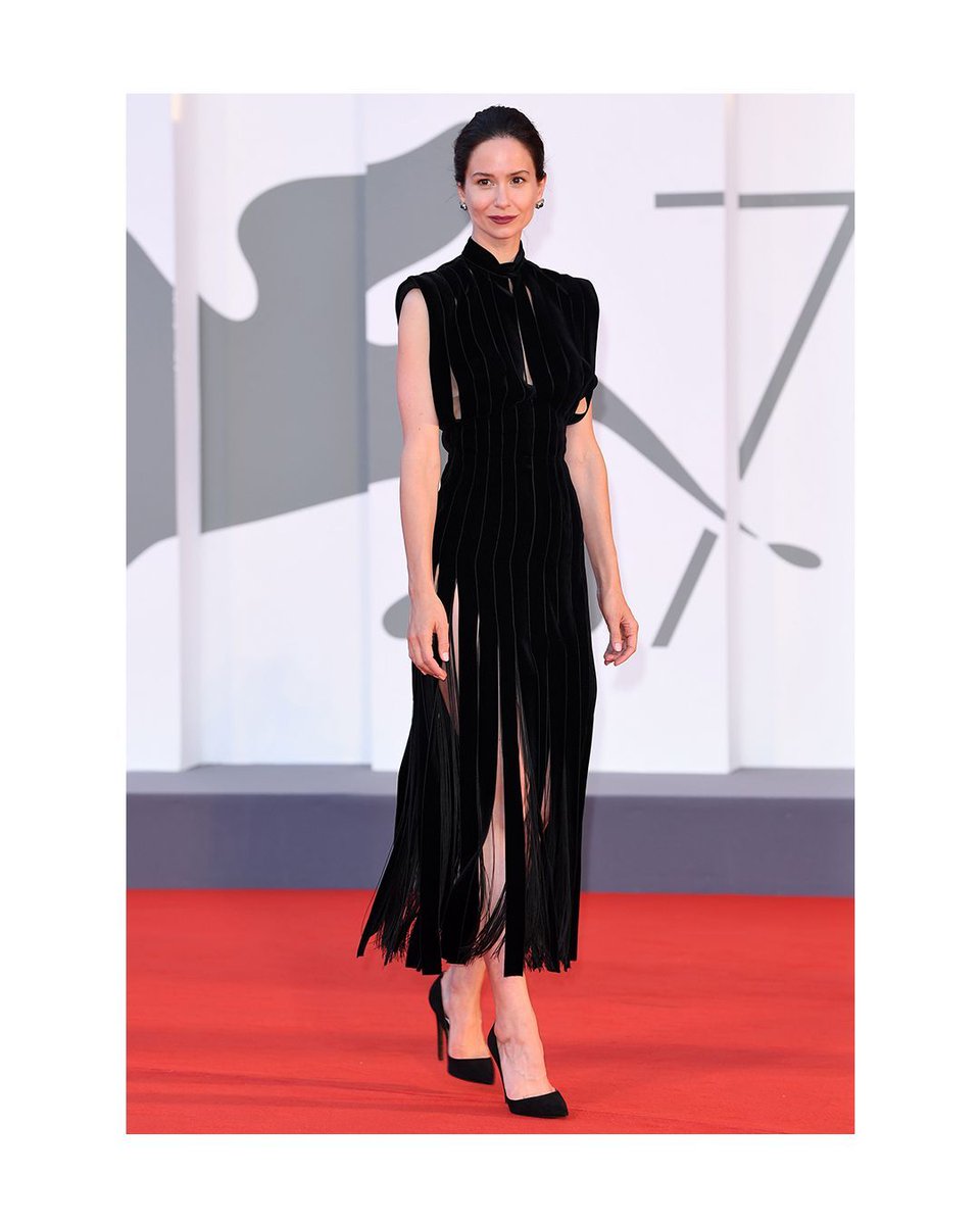 PRADA auf Twitter: „#katherinewaterston wears a #PradaFW20 black velvet  dress with wide fringes, worn over a skirt made up of layers of thin  fringes and black Suede décolleté, while attending the red