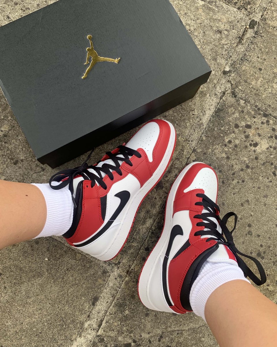 TheSoleWomens's tweet photo. 🔥WIN the Air Jordan 1 Mid Chicago White Heel 🔥

How to enter:

1. Follow @TheSoleWomens
2. LIKE and RETWEET this tweet.
3. Comment with your UK shoe size! 

🍀Winner announced 14.09.20! 🍀 https://t.co/0ykw4sWMZK