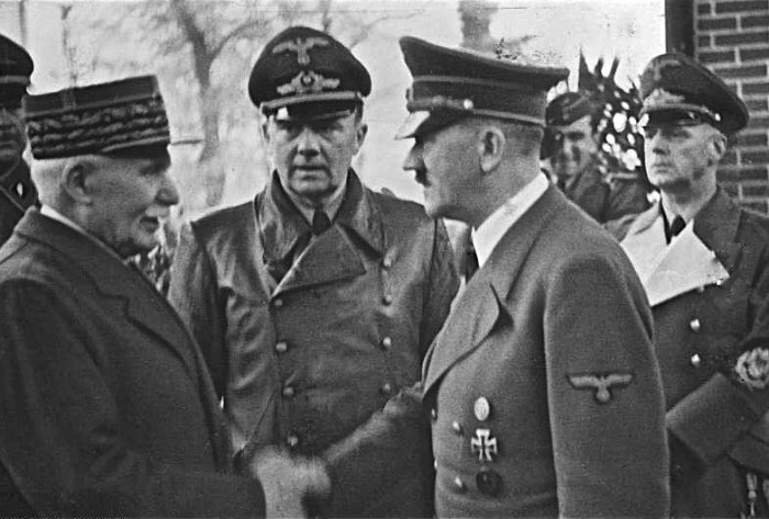 Le maréchal Philippe Pétain  et Adolf Hitler  lors de l’entrevue de Montoire. C’est à partir de cette poignée de main que la collaboration entre le régime de Vichy et l’Allemagne nazi commence (24 octobre 1940)