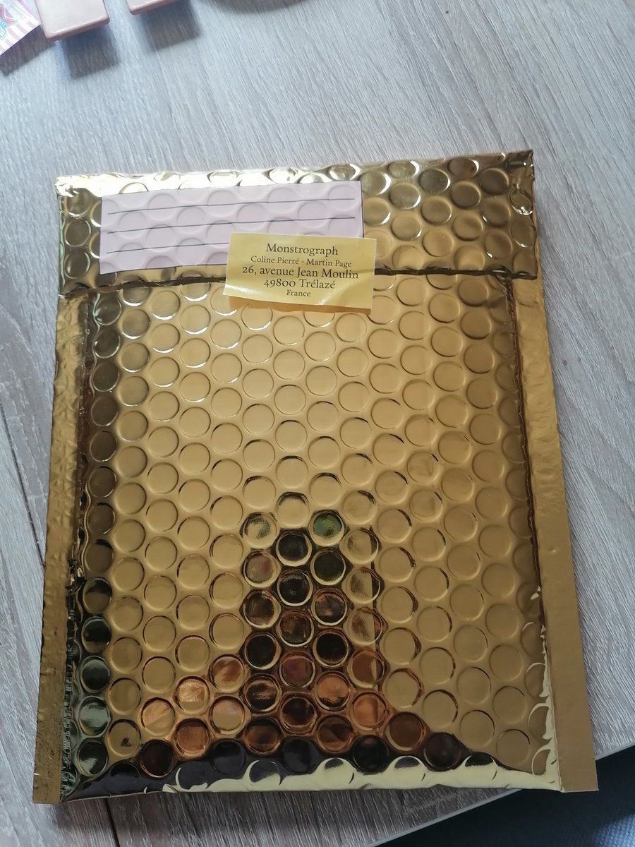 Dywen83446558's tweet photo. Quand #monstrograph t'envoie ta commande...
Trop belle l'enveloppe, un écrin d'or pour un bijou de livre.
Merci @colinepier @mrtnpage et @aPaulineR https://t.co/OH1L1kfvHw
