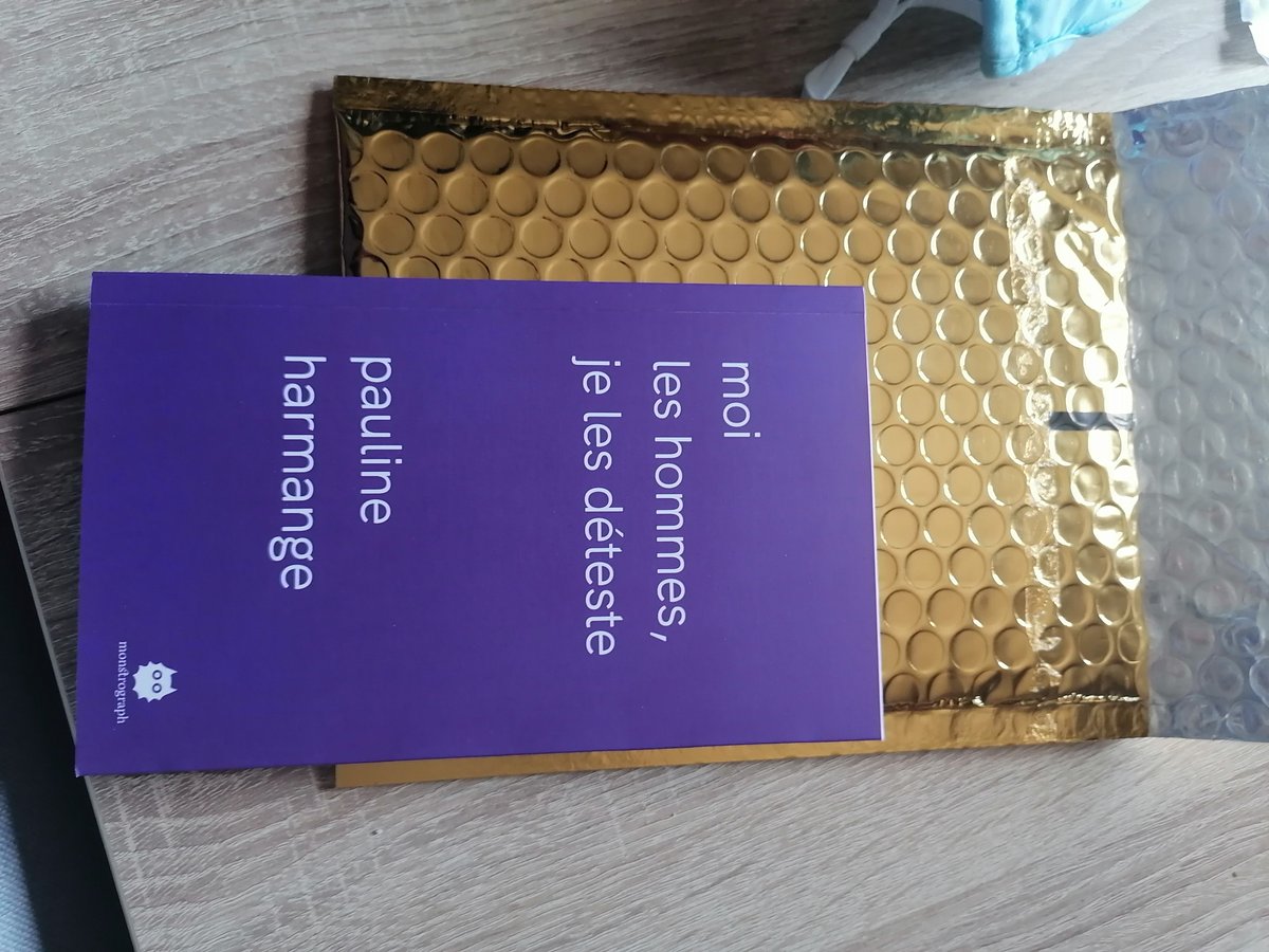 Dywen83446558's tweet photo. Quand #monstrograph t'envoie ta commande...
Trop belle l'enveloppe, un écrin d'or pour un bijou de livre.
Merci @colinepier @mrtnpage et @aPaulineR https://t.co/OH1L1kfvHw