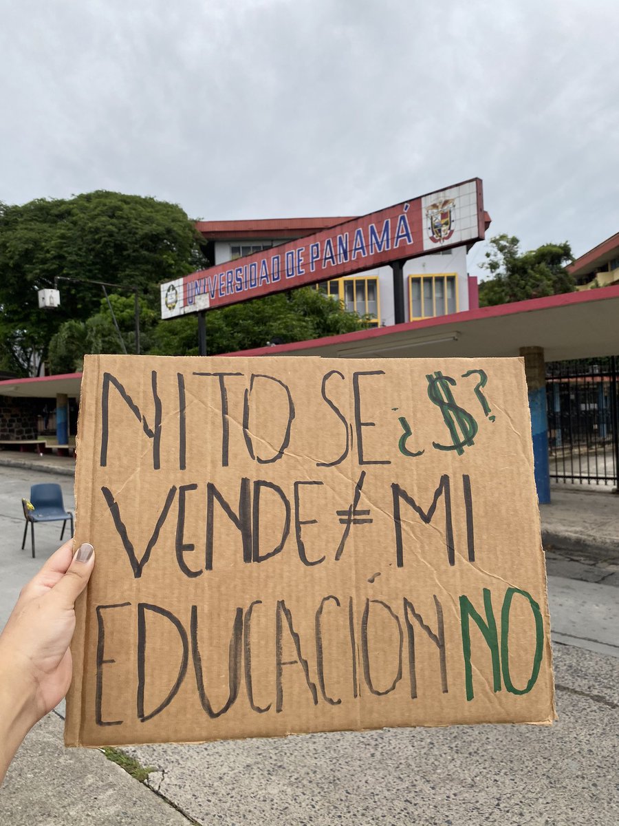 AngelaJimenezRZ's tweet photo. Soy de universidad privada, pero eso no me impide luchar por la Uni Nacional. Esos 91 millones que les quieren quitar para el 2021, para que lo quieren? Para contratar más botellas. Mi educación, la educación de mi país, no se vende. Es NECESARIA para que crezcamos como pueblo. https://t.co/xKoTD1YZM7