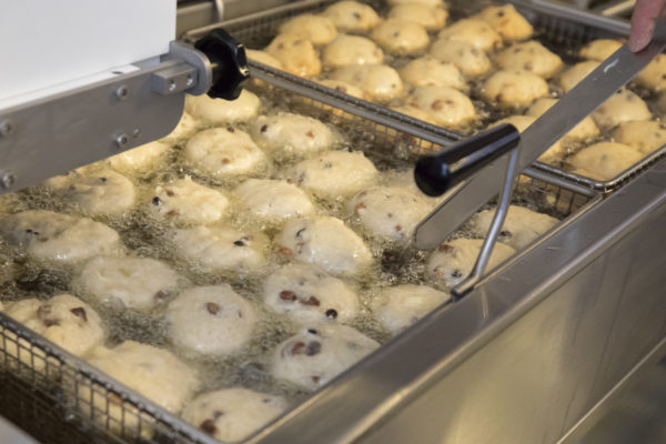 bakkerswereldnl's tweet photo. Everbake en Royal Steensma verzorgen uitgebreide frituurdemo https://t.co/4tnHYv9fUG https://t.co/JFFSfatJrS
