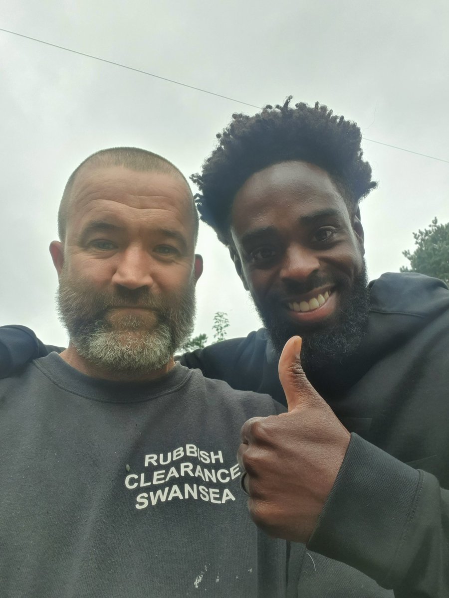 RubbishSwansea's tweet photo. Nathan says hello men 🖐 @oli_mcburnie
@arangelz
#cheaperthanaskip #needaclub
07999908970 https://t.co/nbquhgZEQt