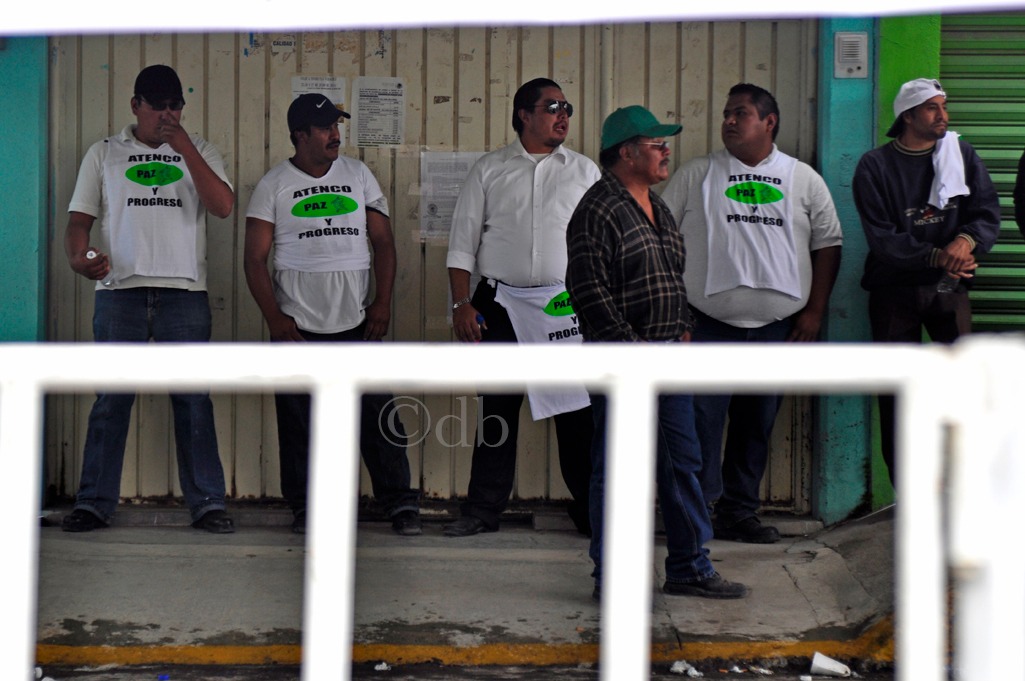 AtencoFPDT's tweet photo. Los Oaxacos, son el motivo del hartazgo en Atenco. Actúan con violencia e impunidad vs habitantes e integrantes d @AtencoFPDT q defienden la tierra y #DDHH
En 2014 amedrentaron la asamblea ejidal p imponer la desarticulación del ejido en pro del NAICM su líder Alejandro Santiago https://t.co/Ni3Ir2TPzI