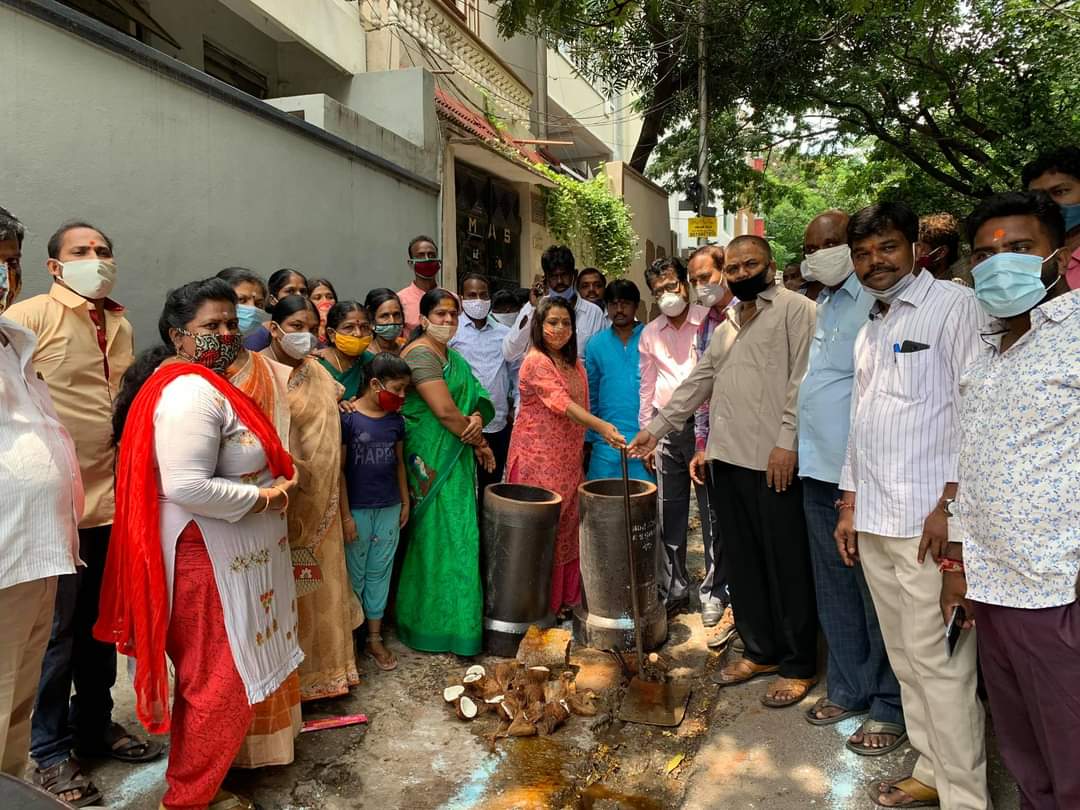 BrsKhairatabad6's tweet photo. Inaugurated sewerage line works by Banjarahills Corporator Smt @GadwalvijayaTRS  garu along with HMWSSB officials at road no 13 from Nagulamma temple to the Irrigation department building.

#sewerageline #NBNagar #banjarahillsdivision @GHMC
@KTRTRS 
@DNRTRS https://t.co/73Sxcjvypm
