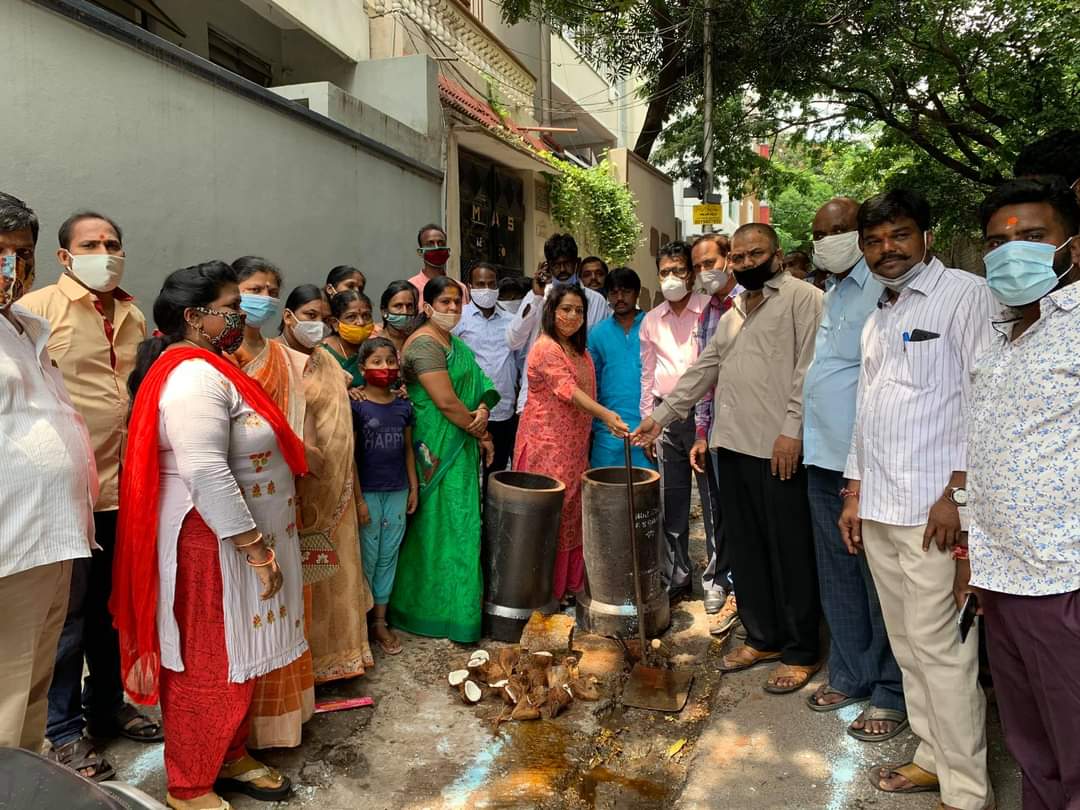 BrsKhairatabad6's tweet photo. Inaugurated sewerage line works by Banjarahills Corporator Smt @GadwalvijayaTRS  garu along with HMWSSB officials at road no 13 from Nagulamma temple to the Irrigation department building.

#sewerageline #NBNagar #banjarahillsdivision @GHMC
@KTRTRS 
@DNRTRS https://t.co/73Sxcjvypm