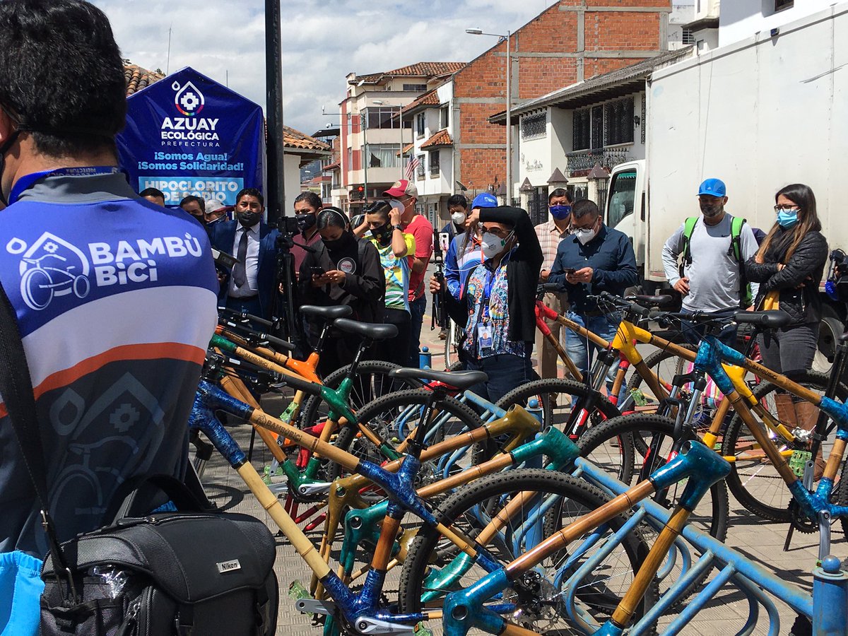 AzuayPrefectura's tweet photo. 🚲Conectados con el medio ambiente. Esta mañana lanzamos el proyecto ecológico de la @AzuayPrefectura la “BAMBUBICI”, una alternativa para la movilidad. 

#SomosAgua #Yakumikanchik https://t.co/vkPIIBhSOz