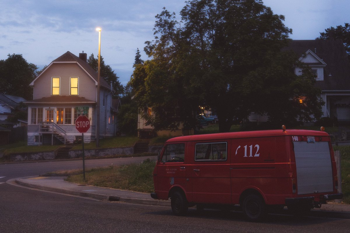 eamonsphotoss's tweet photo. blue hour in bellingham https://t.co/UK6VkKR5lc
