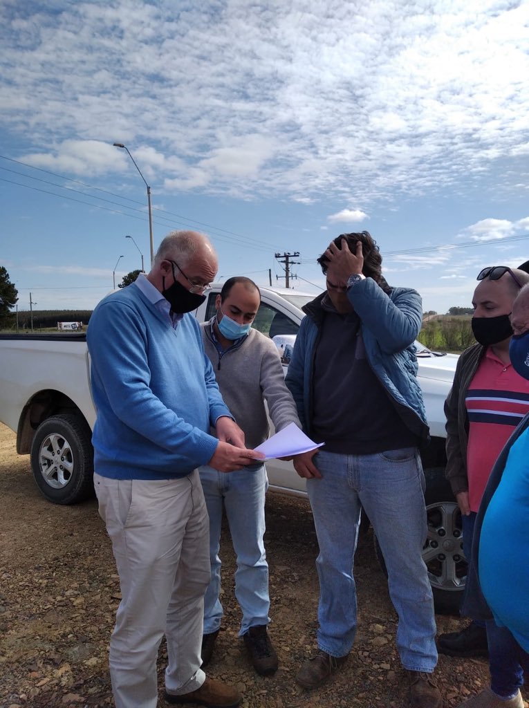 juanjoolaizola's tweet photo. En Guichon, recibiendo distintas inquietudes de los vecinos y fuerzas vivas de la zona. https://t.co/s9odAQEOyJ
