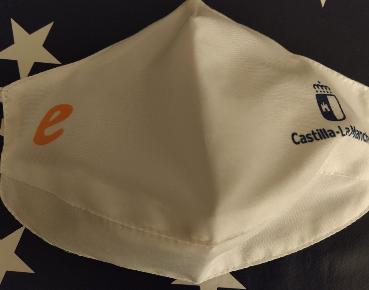 Esta es la mascarilla que nos ha dado la Junta. Soplando con ella puesta se puede apagar una cerilla.

Pregunta inocente y seria: ¿es segura?