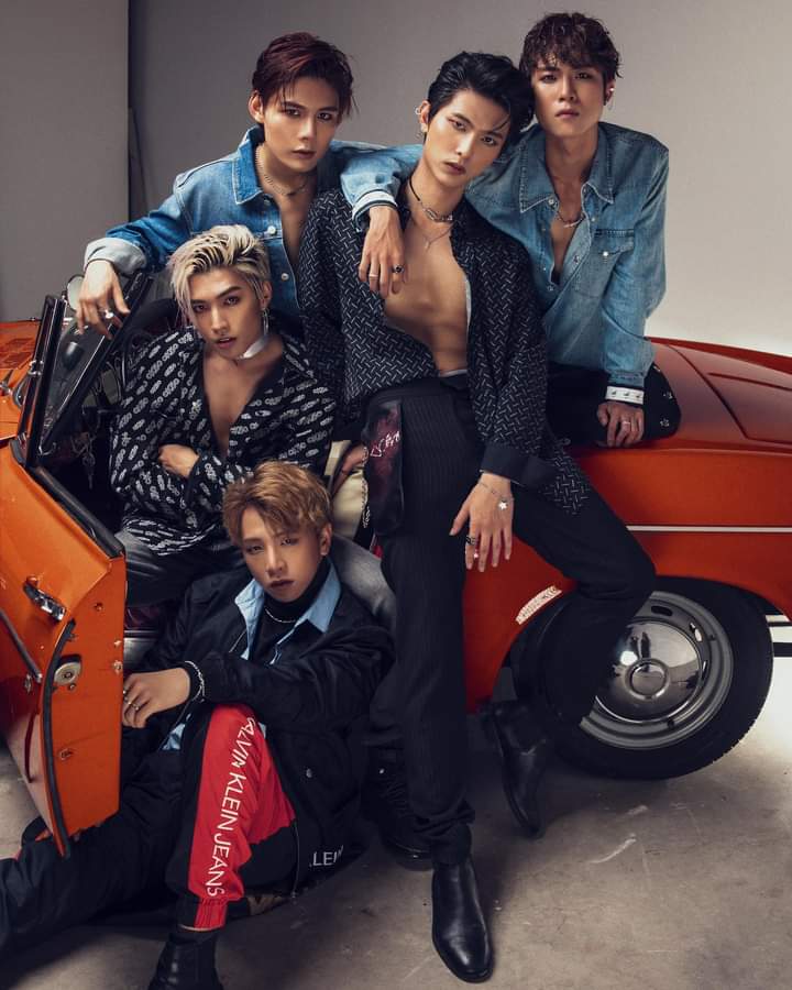 uni5fc's tweet photo. All we asked was a comeback yall.. holy shtt!!@!@!! https://t.co/VimoXvJI1a