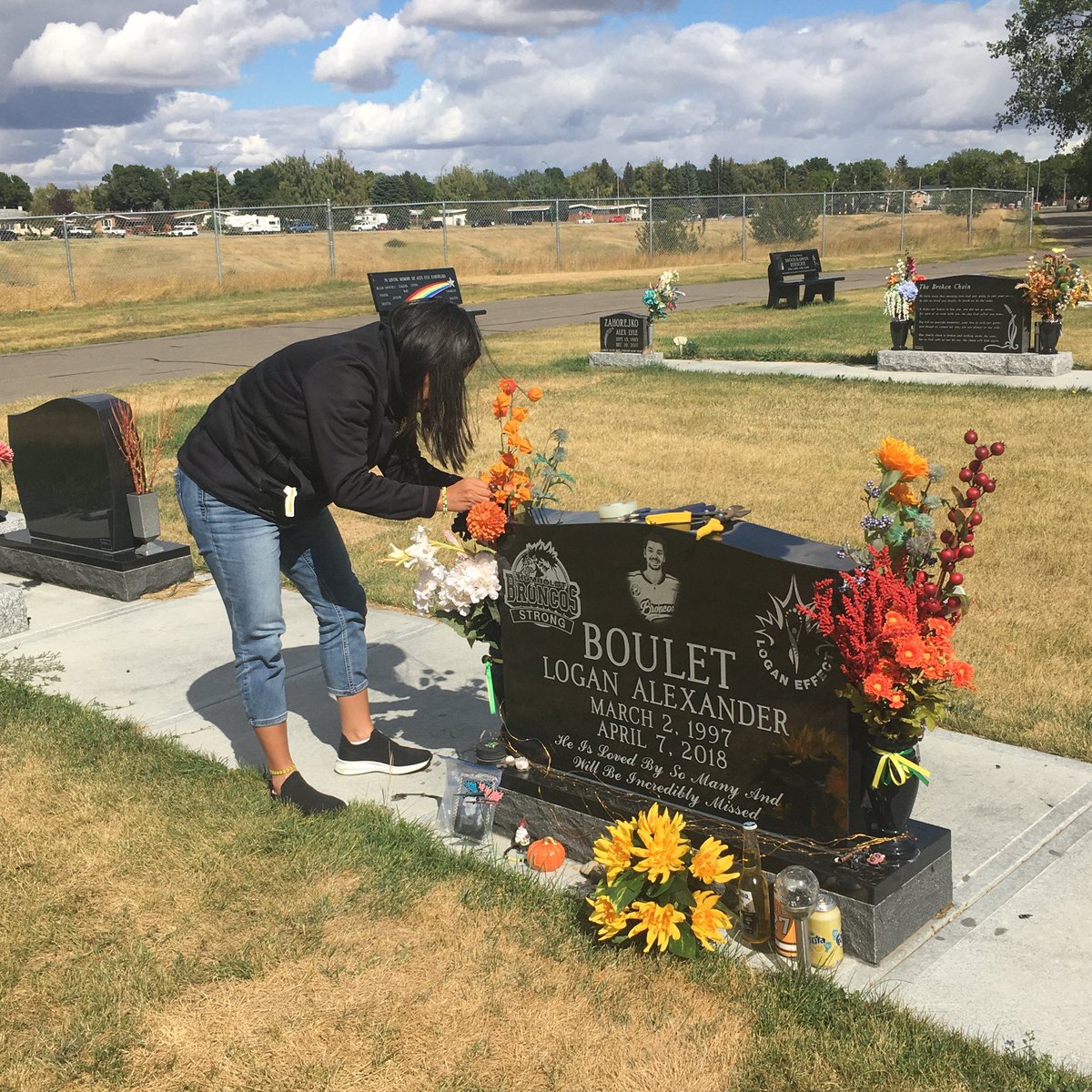 TobyBoulet's tweet photo. A wonderful day to place the Fall flowers for Logan. Thanks to Wyatt Riendeau and his family the beautiful Fall bouquet. Of course can’t forget ⁦@C_Yoshioka⁩ taking the time to place fresh cut flowers every Sunday. 🙂💚💛❤️ Logan has many visitors and he needs to look sharp https://t.co/XDdMv71IS1