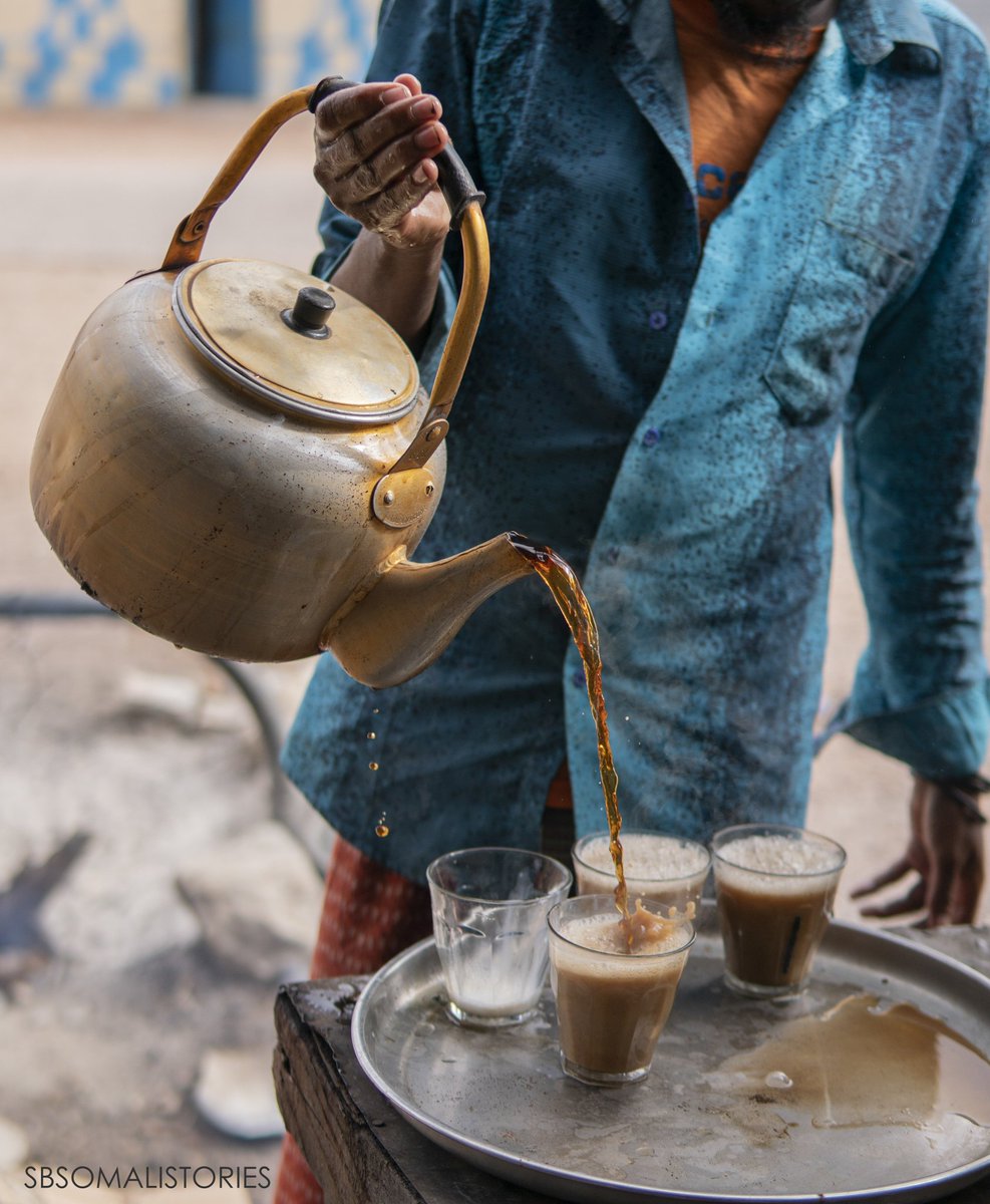 hamzasulub1's tweet photo. Wadaamo-go iyo shaah caano geele ah 

A photo of a tea shop owner poring the tea on the cups 

#photooftheday #picoftheday #photographylovers #photography #somali #somalilife #nomad #africa #wadaamogo #hargeisa #burco #borama https://t.co/8ib9rntG4Q