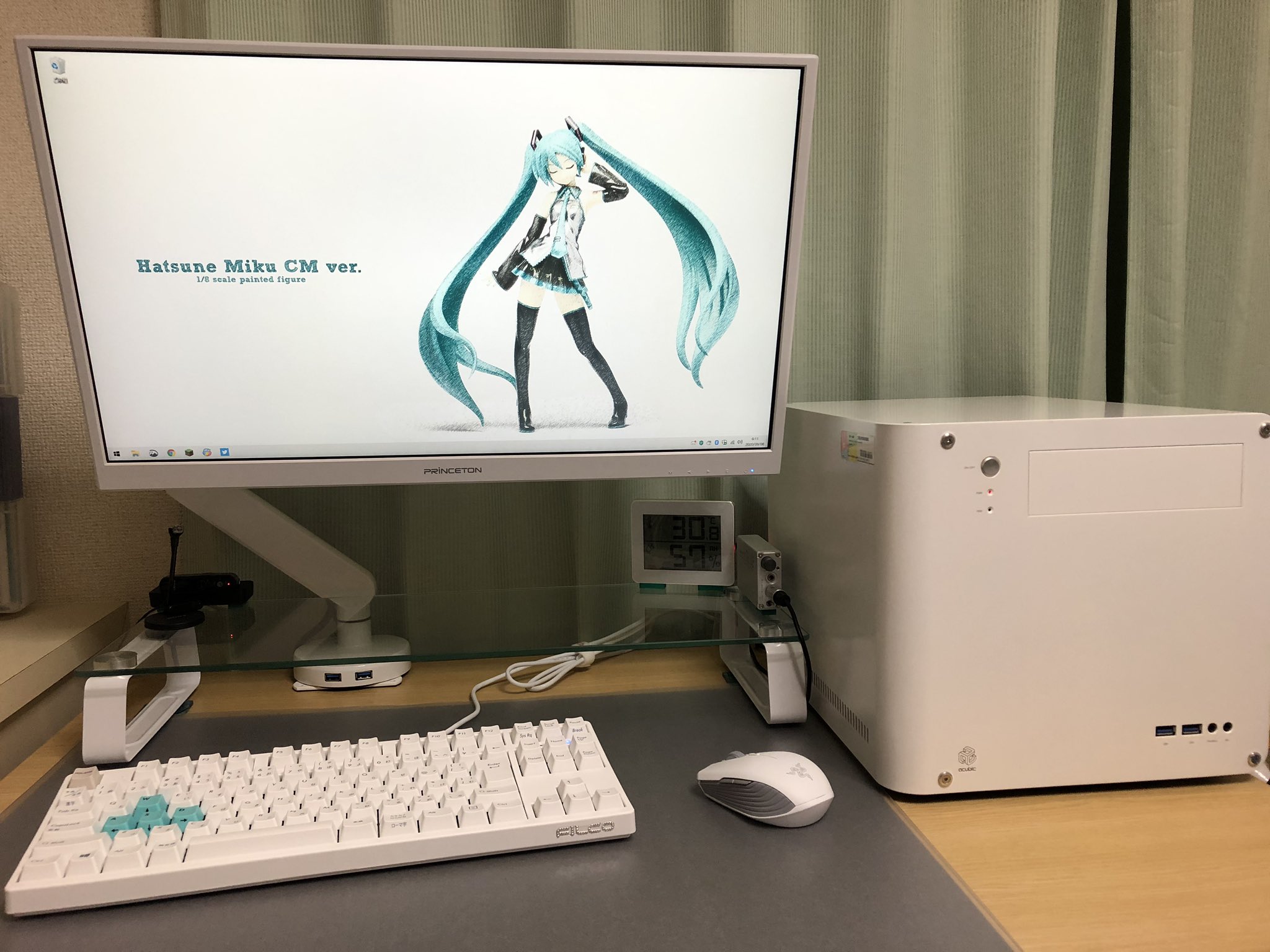 ゆうなき ついに最終決戦 鼻毛真拳forever No Twitter デケタ 上から プリンストンの白ディスプレイ ロックテックの白モニター アーム 今は亡きアビーの白ケース グリーンハウスの白足ディスプレイスタンド ファルコの白マジェスタッチ ミク色