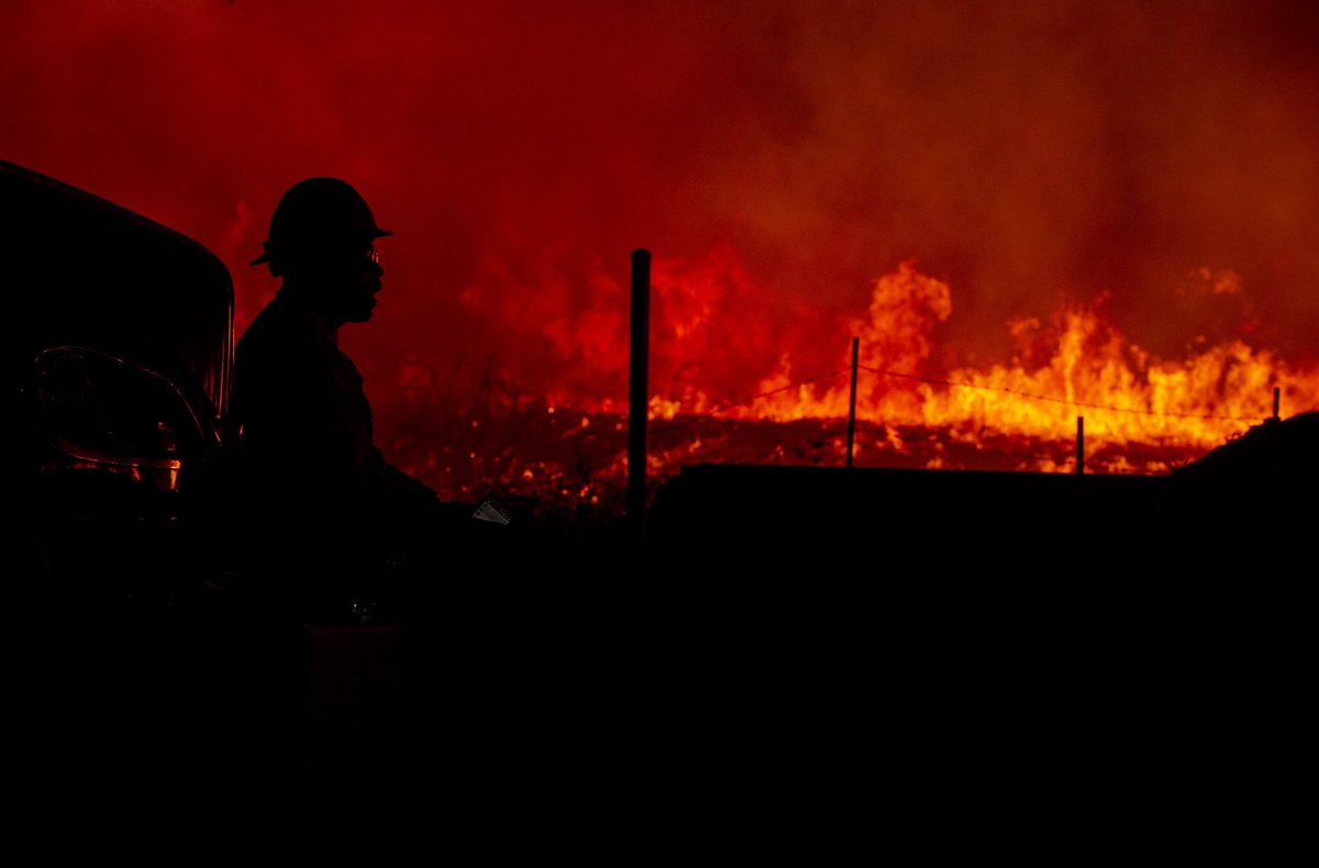 PE_Photo's tweet photo. Arroyo Grande Hotshots watch a backfire at Carter Street and Bears Den Ranch Road in Yucaipa on Sunday, September 6, 2020. (Photo by Terry Pierson, The Press-Enterprise/SCNG) https://t.co/KNcy54Xjge