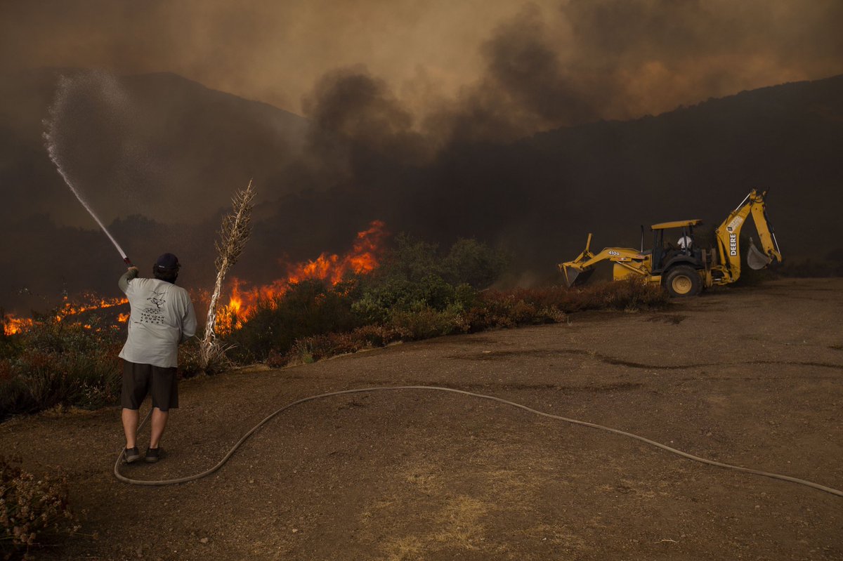 PE_Photo's tweet photo. Residents fight to keep their homes on day 2 as the El Dorado Fire burns close to homes  on Kevari Court in triple digit heat and high wind gusts in Yucaipa on Sunday, September 6, 2020. (Photo by Terry Pierson, The Press-Enterprise/SCNG) https://t.co/cZ6yamiPLz
