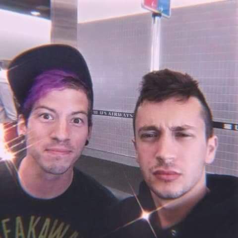 anotherworld_so's tweet photo. Para mí, Josh es igual de importante que Tyler para la banda, y quién diga que no y que fácilmente se consigue otro baterista, que venga y hablamos de cara a cara :3🌻 por cierto, stay alive. https://t.co/2vygmJhX5F