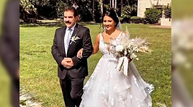 LosTiemposBol's tweet photo. Manfred Reyes Villa aseguró que se iba por motivos de salud, pero aparece en una boda: https://t.co/35A808XyGv https://t.co/u6mvrL3QqS