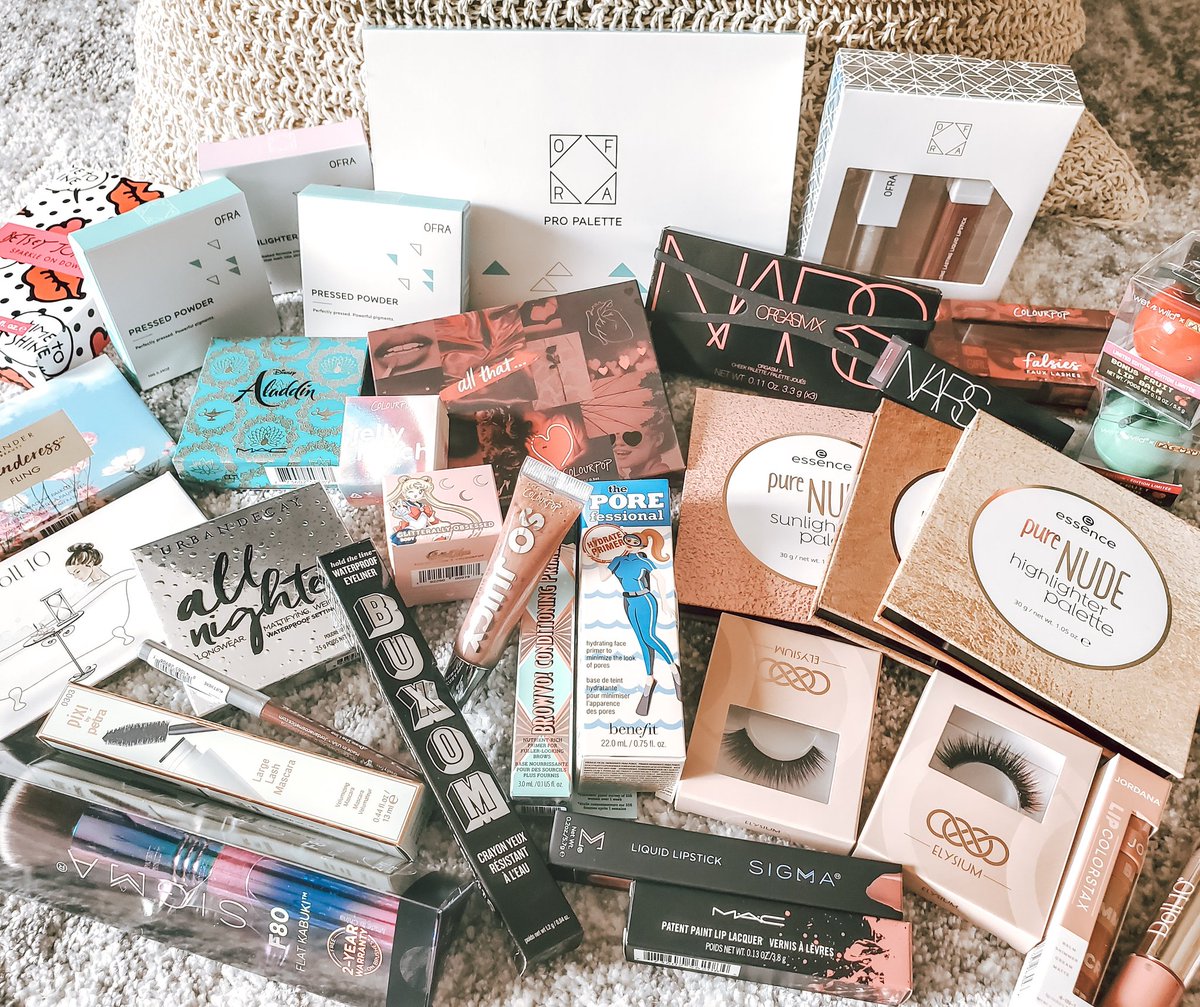 BySamanthaMarch's tweet photo. My 50K #giveaway is happening now on Instagram! 🎉🎈 Follow along and retweet this if you are entering 👑 #makeupgiveaway #samsquad50 
https://t.co/y0llBThiIC https://t.co/ZrqayRrFHG