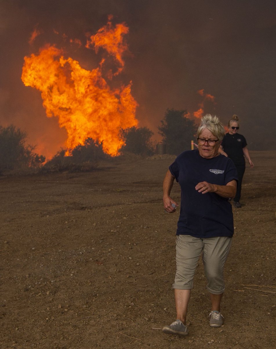 PE_Photo's tweet photo. Residents fight to keep their homes on day 2 as the El Dorado Fire burns close to homes  on Kevari Court in triple digit heat and high wind gusts in Yucaipa on Sunday, September 6, 2020. (Photo by Terry Pierson, The Press-Enterprise/SCNG) https://t.co/IwzlR4OzlF