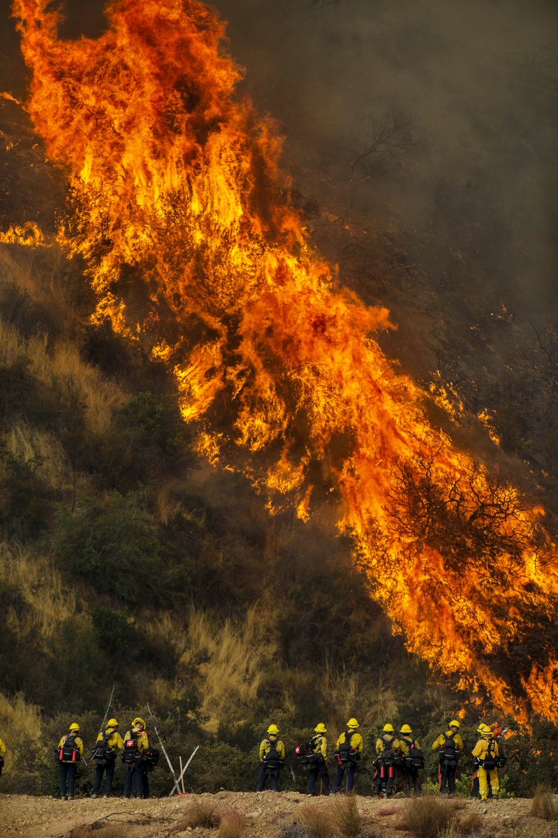 PE_Photo's tweet photo. Residents fight to keep their homes on day 2 as the El Dorado Fire burns close to homes  on Kevari Court in triple digit heat and high wind gusts in Yucaipa on Sunday, September 6, 2020. (Photo by Terry Pierson, The Press-Enterprise/SCNG) https://t.co/IwzlR4OzlF