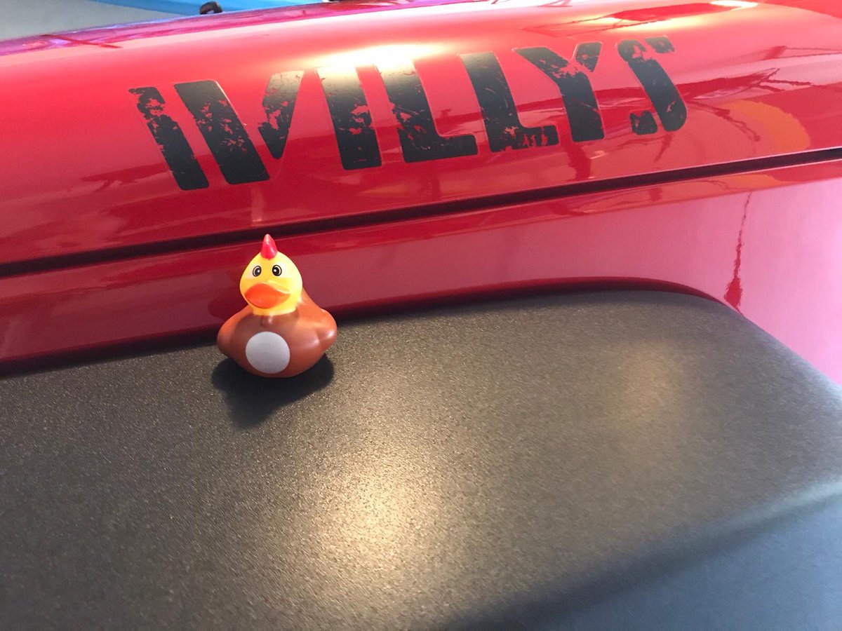 So I was ducked by a lady in another Jeep!! Do I pass it on?👋🏻