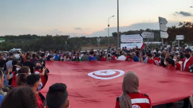 TapNewsAgency's tweet photo. #Tunisia: citizens rallied on Monday evening at the scene of Sunday's terrorist attack that left a National Guard officer dead and injured another at the roundabout of #Kantaoui in #Akouda, to pay tribute to the memory of martyrs of the security institution. #TAP_En https://t.co/Befd0L2tFC