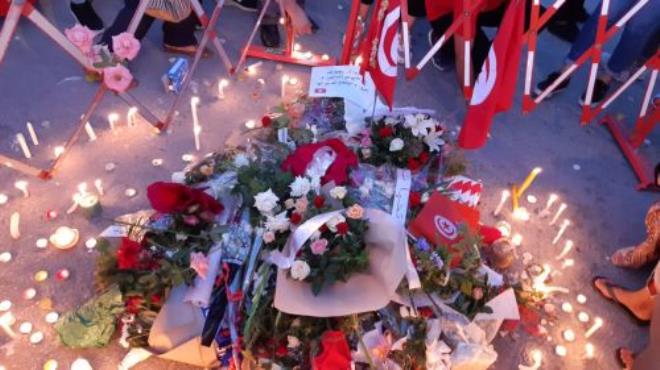 TapNewsAgency's tweet photo. #Tunisia: citizens rallied on Monday evening at the scene of Sunday's terrorist attack that left a National Guard officer dead and injured another at the roundabout of #Kantaoui in #Akouda, to pay tribute to the memory of martyrs of the security institution. #TAP_En https://t.co/Befd0L2tFC