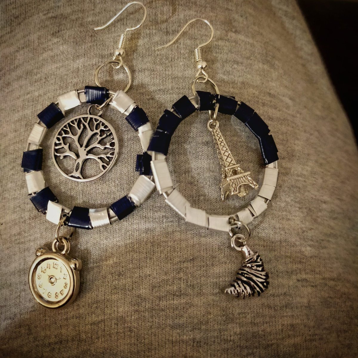 KevinMely's tweet photo. Orecchini della mamma è tornata dopo più di un mese.  Finalmente. Oggi vi mostro due modelli diversi. "Le croissant de Paris" e "La crescita dell'albero della Vita". Ovviamente di ogni modello posso crearne la coppia.😊 #orecchini #orecchiniunici #artigiani_social #faidate https://t.co/GX8NmV8SLc