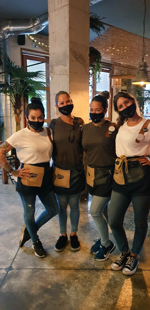 200gramosBurger's tweet photo. Quien dice que no se puede sonreír con los ojos? Nuestro equipo lo consigue! 😊 #Equipo200Gramos #200Gramos #BackToBurger #GranCanaria https://t.co/i7YxM3PPG5