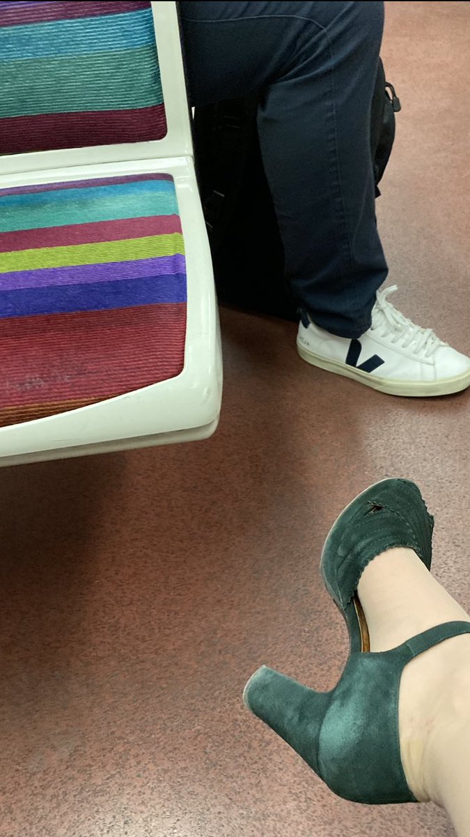 intwittoveritas's tweet photo. Rosa dans le métro ... vous remarquerez l’harmonie des couleurs 😎 #NoBaskets https://t.co/5i2Gzys7TA
