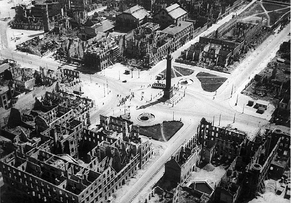 BritishHistorym's tweet photo. #otd 11 September 1944 – World War II: RAF bombing raid on Darmstadt and the following firestorm kill 11,500.

#RAF #BomberCommand #Britishhistory #Royalairforce https://t.co/s3fRyBNz0I