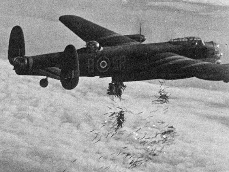 BritishHistorym's tweet photo. #otd 11 September 1944 – World War II: RAF bombing raid on Darmstadt and the following firestorm kill 11,500.

#RAF #BomberCommand #Britishhistory #Royalairforce https://t.co/s3fRyBNz0I
