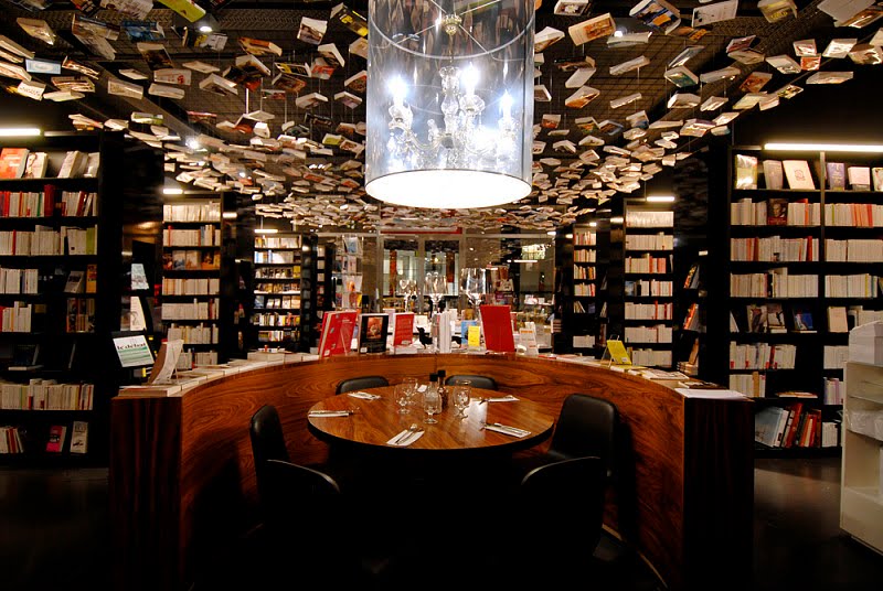 thelaceylondon's tweet photo. How AMAZING is this bookstore restaurant?!

😍😍😍

#amwriting #amreading https://t.co/XZeyRBSuO3