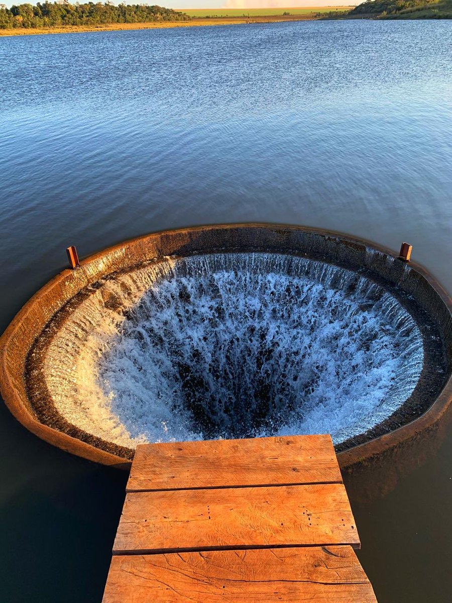 Una antigua naciente que se convirtió en un lago, donde hoy día se encuentra este hoyo para mantener el nivel de la Laguna es todo un atractivo turístico en Yhû.

Esta joyita se encuentra en el establecimiento Guapoy, en Caaguazú😍🇵🇾