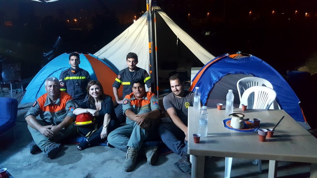 samarabukhalil's tweet photo. كنت بضيافتهم في خيمتهم "المهلهلة" قرب الإهراءات، سمعت شرحاً مفصلاً عن عملهم منذ الكارثة...تفاصيل مرعبة تدمي القلب..الكابتن يوسف الملاح ورفاقه كلمة "أبطال" قليلة عليهن..باللحم الحيّ أذهلوا الفرق الأجنبية وهزموها..كلّي ايمان وثقة بكم #إن_الله_معكم_فمن_عليكم https://t.co/uGelVBCFfy
