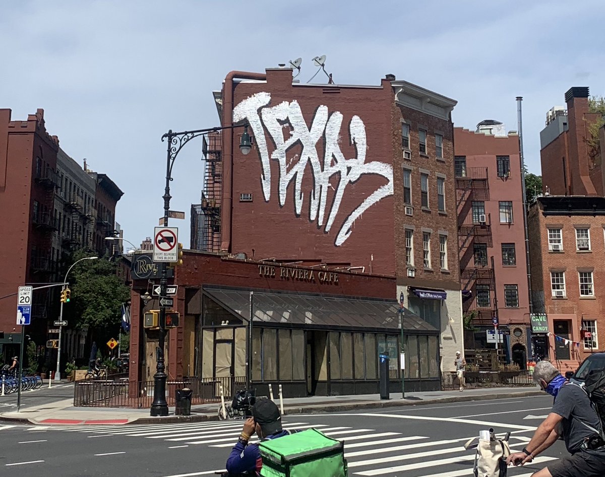 RichOToole's tweet photo. Someone spray painted “Texas” real big on the side of a building in NYC. You love to see it. https://t.co/BnL0B9VSNg