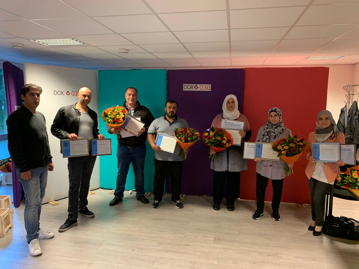 DOK030's tweet photo. Trots op onze 1e groep statushouders die nu SVH gediplomeerde pizzabakker zijn. Met ook de 1e 4 gediplomeerde vrouwelijke pizzabakkers van NL. Mede mogelijk gemaakt door Goldschmeding Foundation en Open Embassy.
#statushouders #SVH #goldschmedingfoundation #openembassy https://t.co/YT3jKY596s