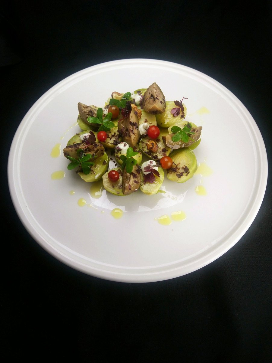 chef_edgardo's tweet photo. Seguimos creando.!! 😊🙌
Ensalada de #Bruselas con #NuecesVerdesEscabechadas y #Hojuelas de #Luche, con productos de #CumbresdelLimarí #CrucelasMollacas de #MontePatria. 😊😋🙌
#ChefEdgardoAguilera #ChefRegional #PotenciadorRegional #ChefFegach #FederaciónGastronómicadeChile https://t.co/ZhLsqlpr1V