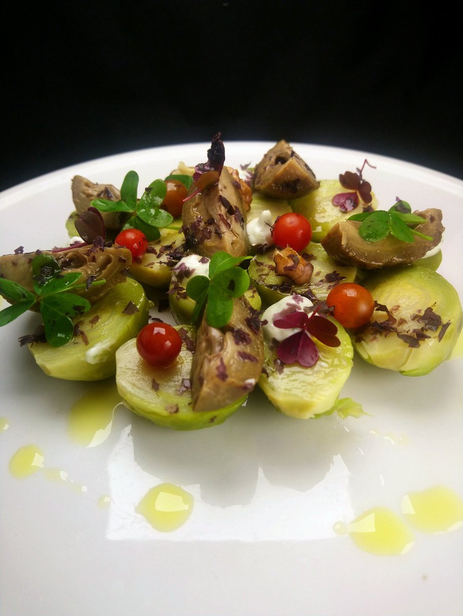 chef_edgardo's tweet photo. Seguimos creando.!! 😊🙌
Ensalada de #Bruselas con #NuecesVerdesEscabechadas y #Hojuelas de #Luche, con productos de #CumbresdelLimarí #CrucelasMollacas de #MontePatria. 😊😋🙌
#ChefEdgardoAguilera #ChefRegional #PotenciadorRegional #ChefFegach #FederaciónGastronómicadeChile https://t.co/ZhLsqlpr1V