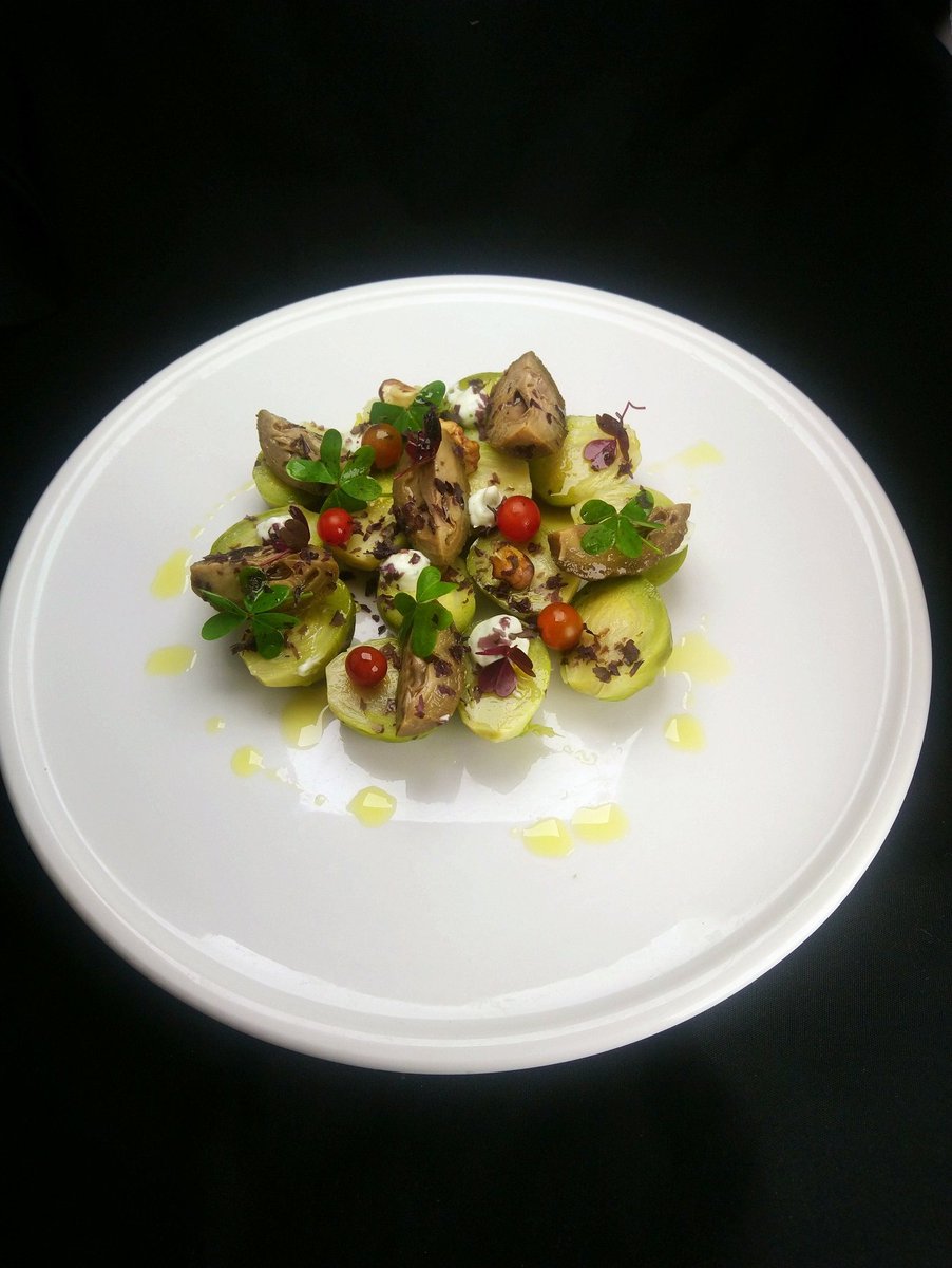 chef_edgardo's tweet photo. Seguimos creando.!! 😊🙌
Ensalada de #Bruselas con #NuecesVerdesEscabechadas y #Hojuelas de #Luche, con productos de #CumbresdelLimarí #CrucelasMollacas de #MontePatria. 😊😋🙌
#ChefEdgardoAguilera #ChefRegional #PotenciadorRegional #ChefFegach #FederaciónGastronómicadeChile https://t.co/ZhLsqlpr1V