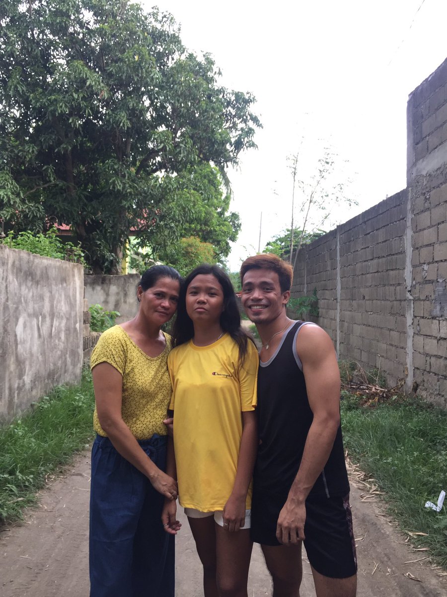 Owalicious101's tweet photo. Ngayon ko nalang ulit kayo nakasama sa picture ❤️😘 mga taong nagmamahal sa akin ng totoo at tumanggap ng kung sino ako 😊 https://t.co/YUzaPqWAzQ