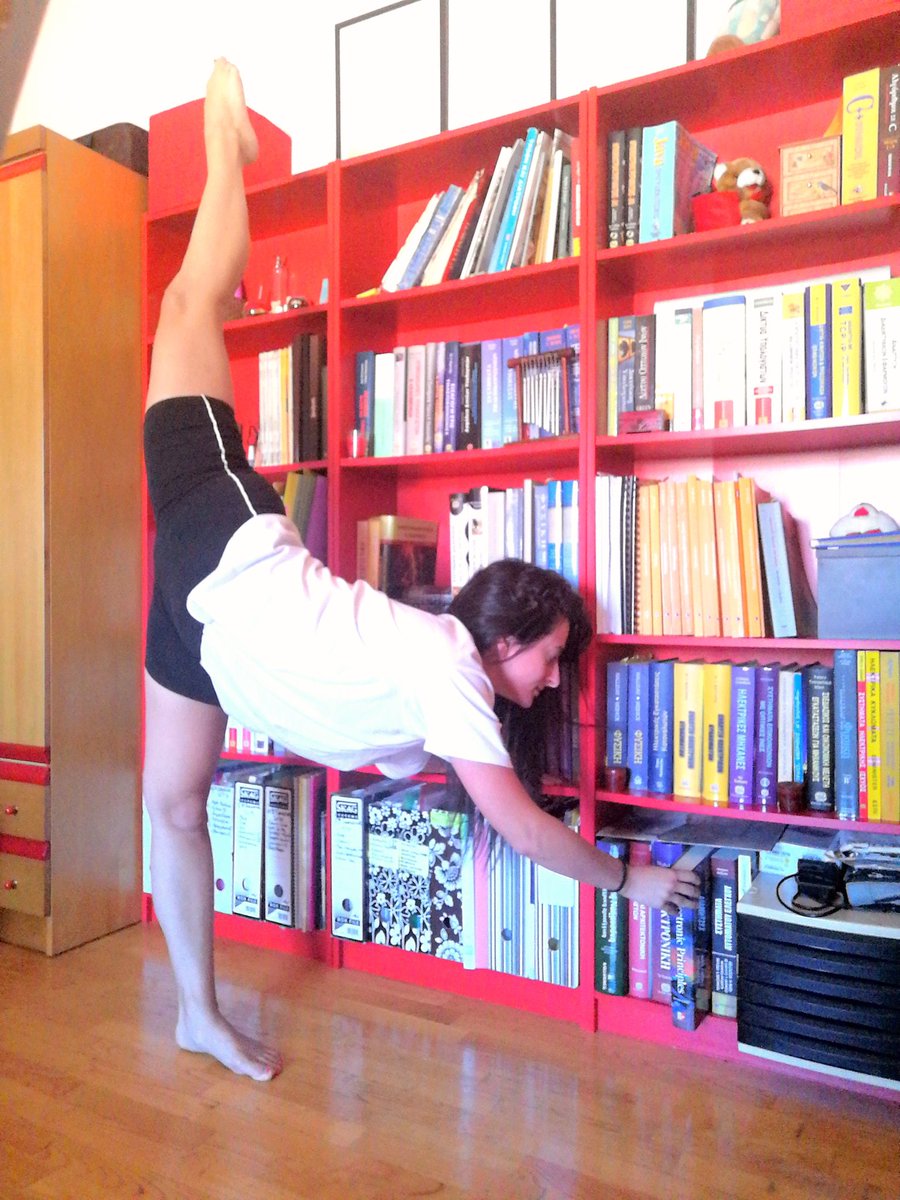 BatsouElef's tweet photo. How to pick up a book 📙!

An ex-dancer's edition:
#100DaysOfCode #GirlsWhoCode #codenewbies #peopleintech #exdancer https://t.co/KV7PmGQMOJ