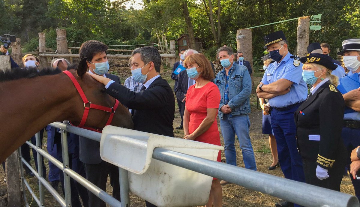 Gendarmerie's tweet photo. Le ministre de l'interieur @GDarmanin accompagné du directeur général de la gendarmerie est venu apporter son soutien aux propriétaires d’équidés, actuellement touchés par le phénomène de #chevauxmutiles. 
#NotreEngagementVotreSécurite #Oise https://t.co/PWpO073brr