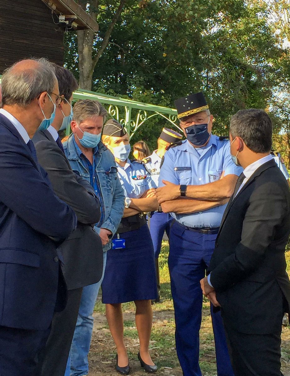 Gendarmerie's tweet photo. Le ministre de l'interieur @GDarmanin accompagné du directeur général de la gendarmerie est venu apporter son soutien aux propriétaires d’équidés, actuellement touchés par le phénomène de #chevauxmutiles. 
#NotreEngagementVotreSécurite #Oise https://t.co/PWpO073brr