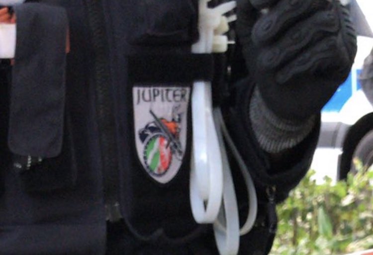 FFFbleibtAktiv's tweet photo. @klimavernetzung @einsmenschlein Dass „Jupiter“ Funkspruchname der Bereitschaftspolizei NRW ist, bedeutet mitnichten, dass individ. bebilderte Patches auf Einsatzuniformen getragen werden dürften.
Solch martial. Darstellungen schüchtern Opfer von #Polizeigewalt ein & bringen kritische Kolleg*innen zum Schweigen. https://t.co/Mqodzbqfhd