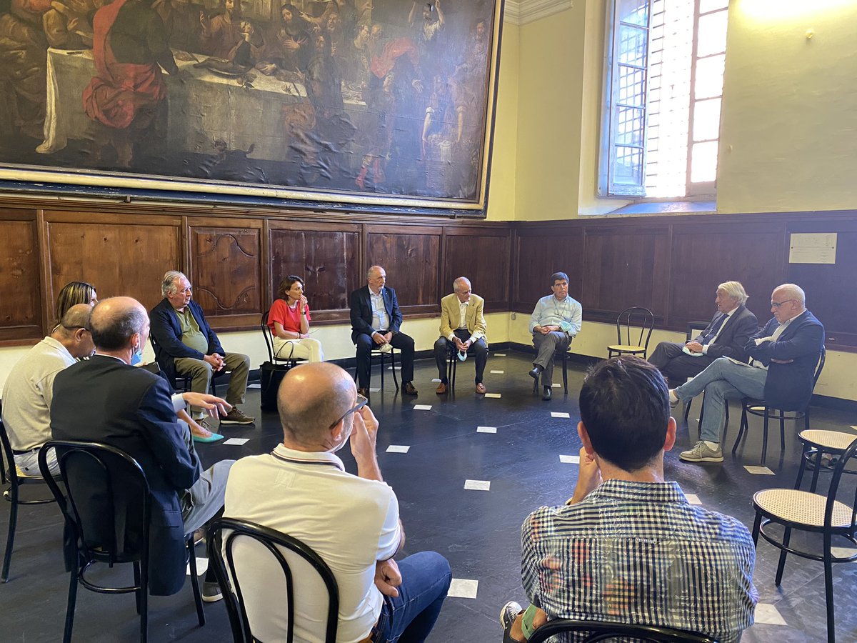 elenabonetti's tweet photo. Questo pomeriggio sono tornata a Genova con la bravissima @RaffaellaPaita, che ha fatto un lavoro serio e tenace su un nodo fondamentale per il futuro della Liguria, quello delle infrastrutture. Con lei ho incontrato il @ceisgenova https://t.co/bKk75t7szf https://t.co/jch4b2Vn92